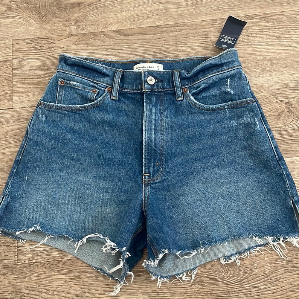 Abercrombie and Fitch the 4” mom short high rise curve love